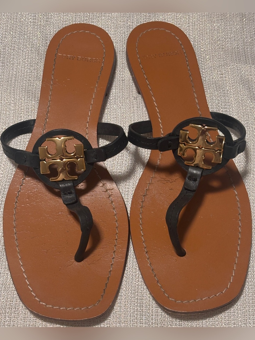 Tory Burch Black Leather Sandals with Gold Logo on Tan Footbed Size 8M - Picture 4 of 6
